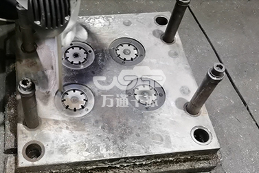 干冰清洗讓工業(yè)模具清洗變得更便捷、更容易