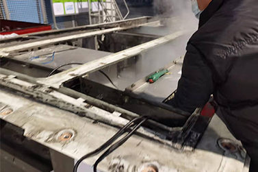 干冰清洗在動(dòng)車高鐵空調(diào)機(jī)組灰垢清洗方面的應(yīng)用 無水不拆卸清洗