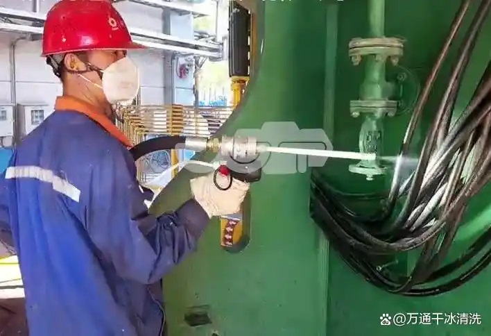 液壓設(shè)備油泥難清洗？萬通干冰清洗來幫忙